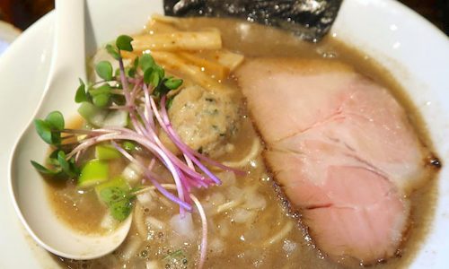 沖縄市「麺や Gochi」で煮干しのラーメンと評判のネギチャーハン
