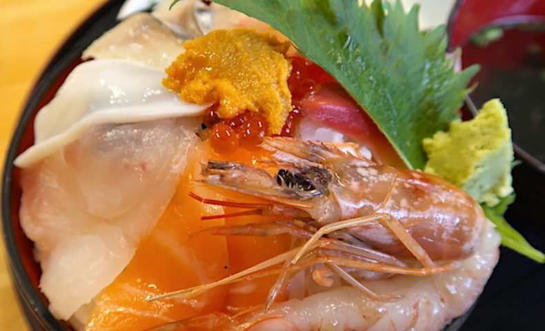 食堂太陽（てぃーだ）で酢飯たっぷり海鮮丼大盛り！