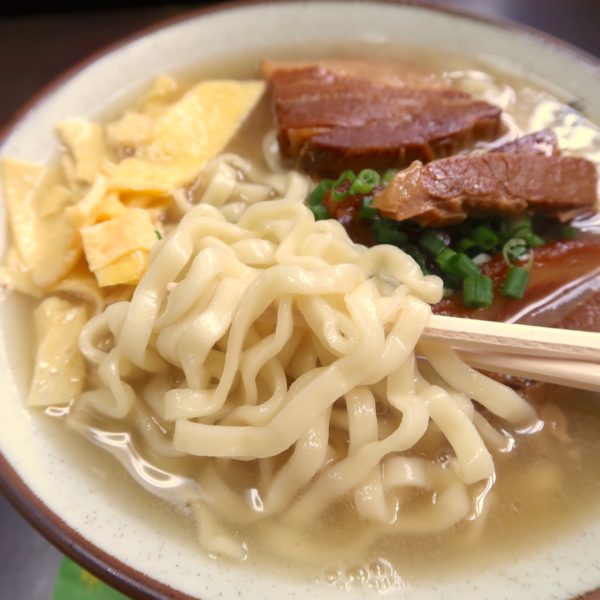 麺は平打ち太麺