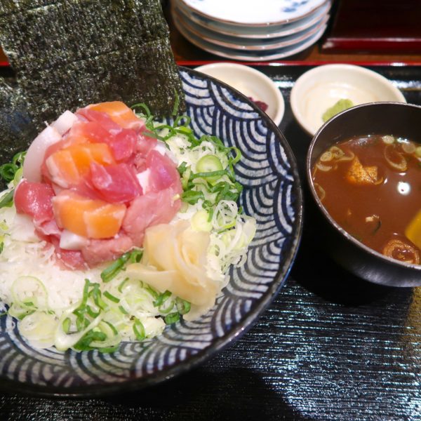 海鮮丼＋赤出汁セット（730円）