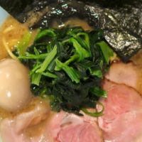 那覇・曙「麺処 みな家」で濃厚豚骨スープとスモークチャーシュー