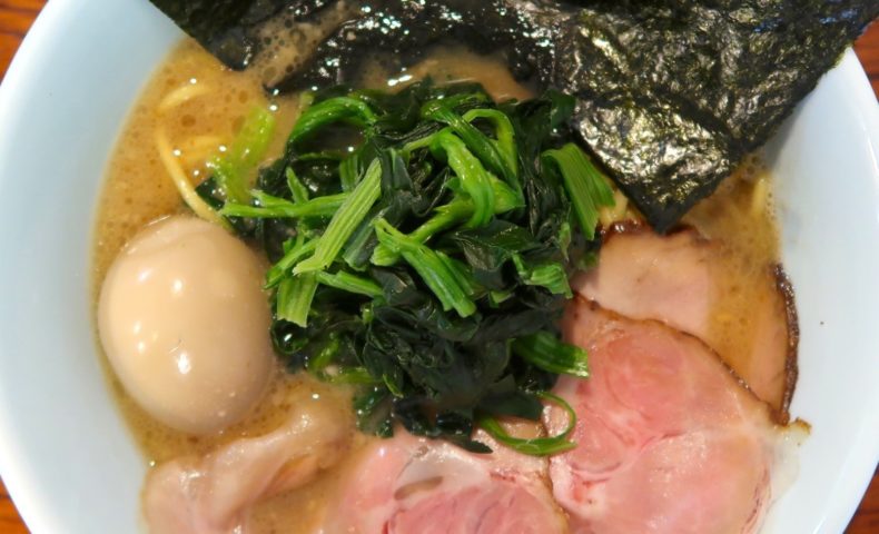 那覇・曙「麺処 みな家」で濃厚豚骨スープとスモークチャーシュー