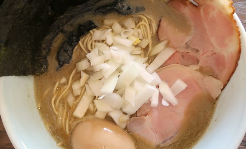 「麺処 みな家」で鰯・浅利・牡蠣を使った煮干し豚骨塩ラーメン