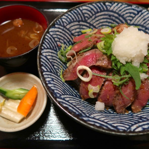 牛ステーキ丼（880円）＋赤出汁セット（50円）