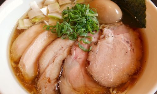読谷「麺屋 シロサキ」で限定の特製醤油そば〜鶏と煮干とミジュンと貝