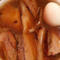 味噌推しラーメン店「天神矢」の限定・チャーシュー麺は醤油味