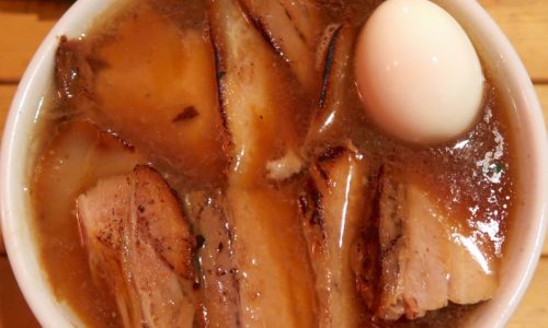 味噌推しラーメン店「天神矢」の限定・チャーシュー麺は醤油味