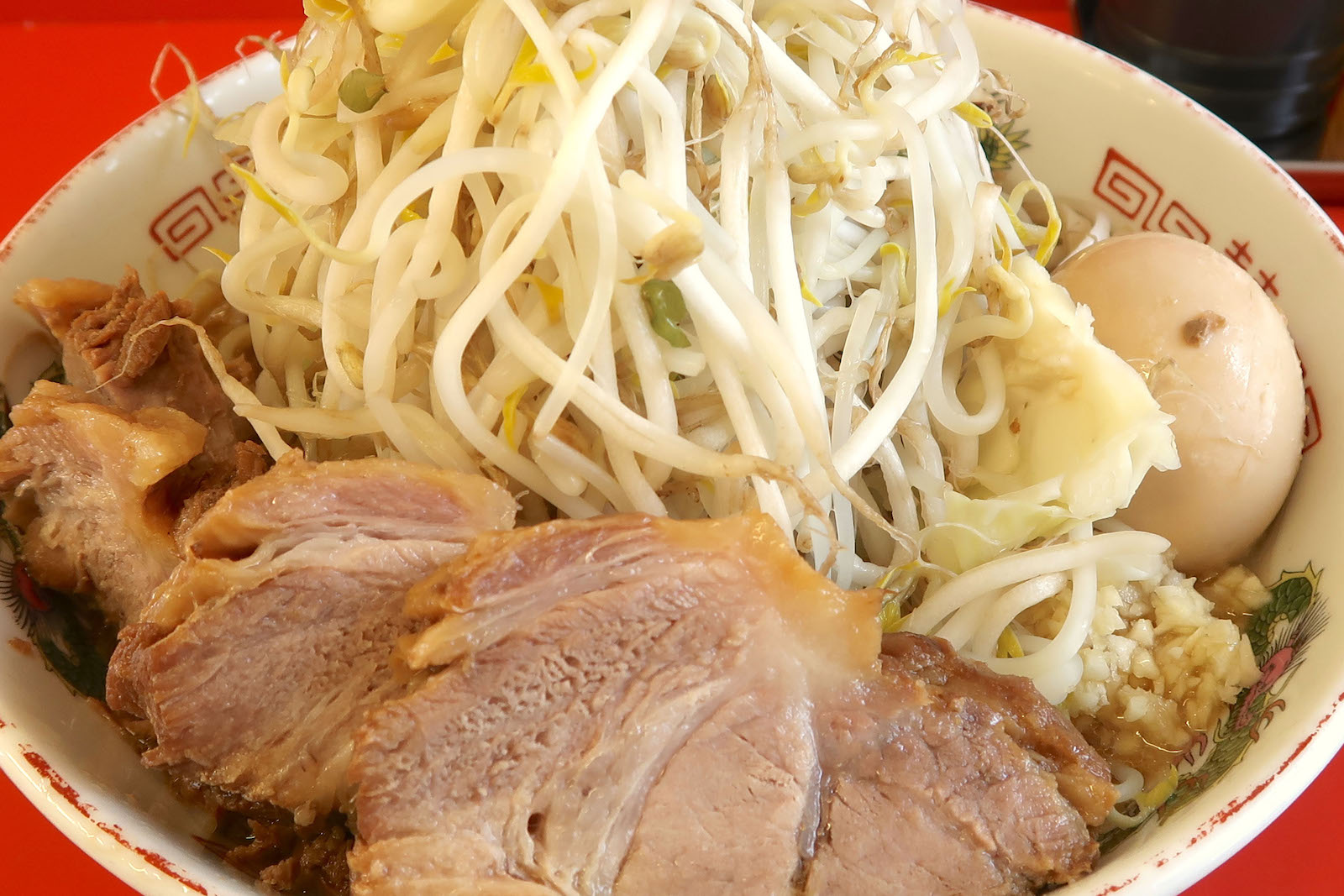 那覇・松山「赤ひげラーメン」で新・赤ひげラーメンにんにく野菜増し