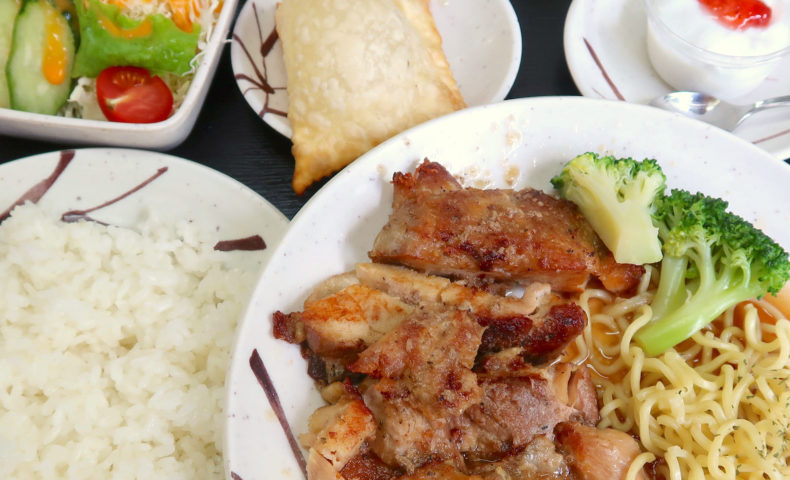 名護「ブラジル食堂」でブラジル流チキン＆ポークの定食、そして沖縄そば