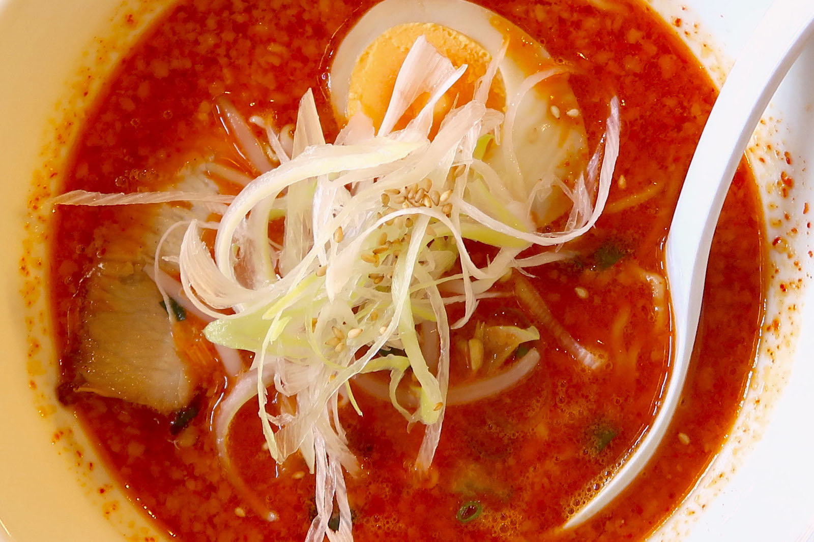 那覇「ラーメン屋 あさひ」でトロうまゲキカラみそラーメン＆しその