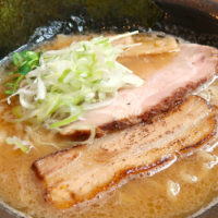 移転した「麺屋 シロサキ」で限定・豚骨醤油らーめん＆チャーシュー丼