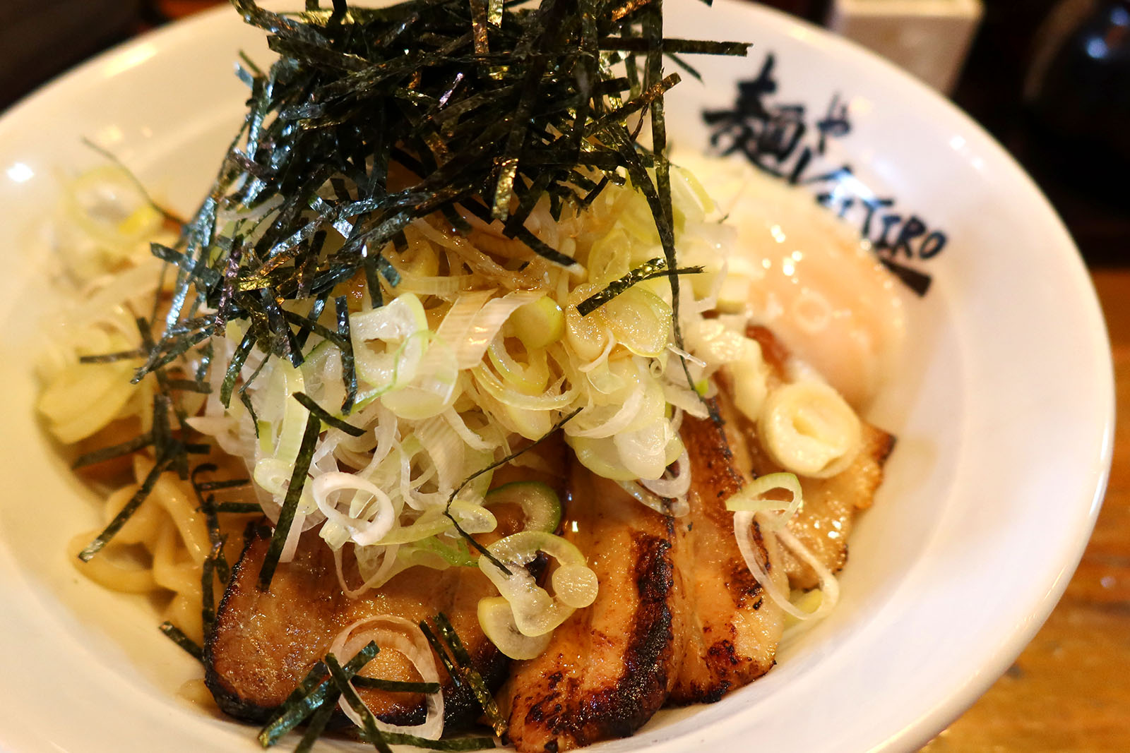 那覇「麺やKEIJIRO」で全部のせまぜ麺大盛り | 沖縄ランチブログZ
