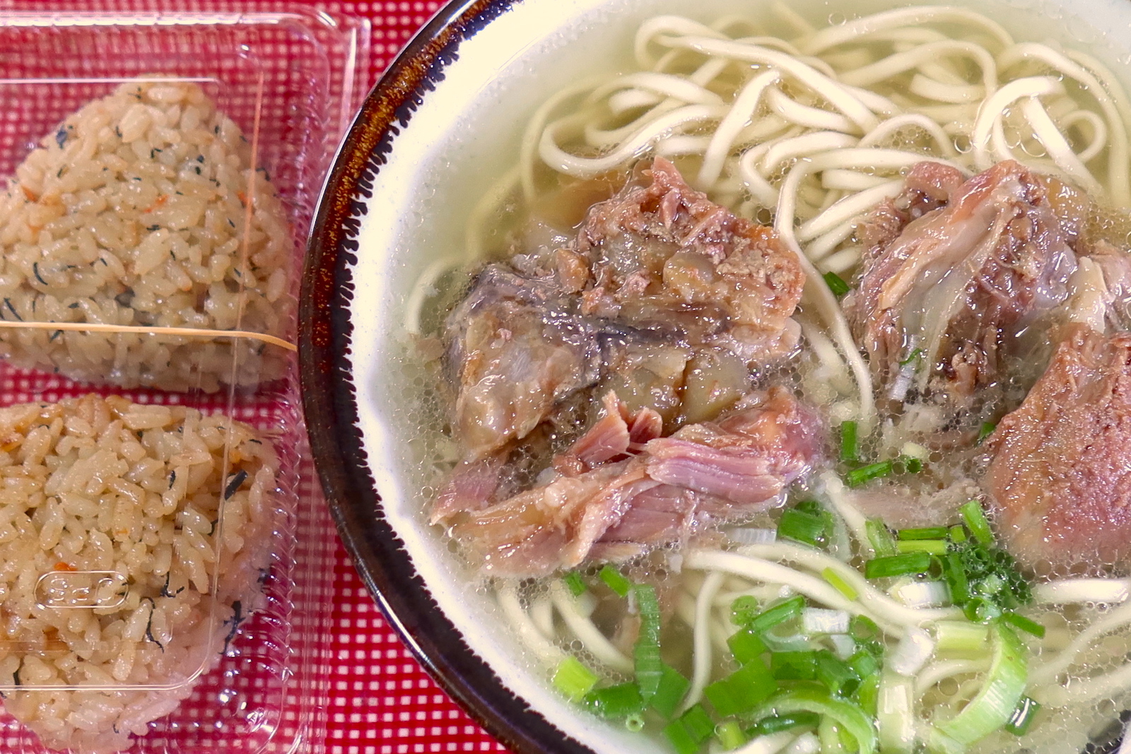 那覇 宮古そばとソーキそば専門店 田舎 でソーキそば じゅーしーおにぎり 沖縄ランチブログｚ