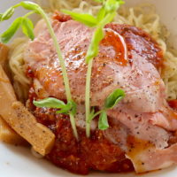 「百年本舗」で沖縄ラーメンSHOW限定・サバ味噌香る夏のトマト味噌冷麺