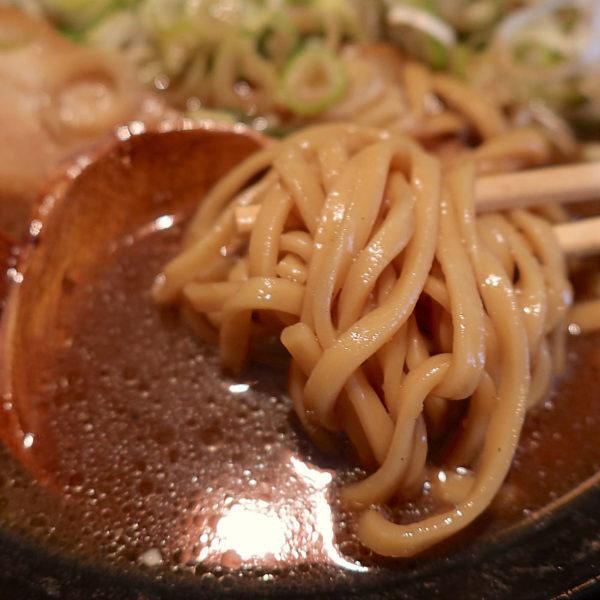 太麺に醤油＆胡椒のスープ