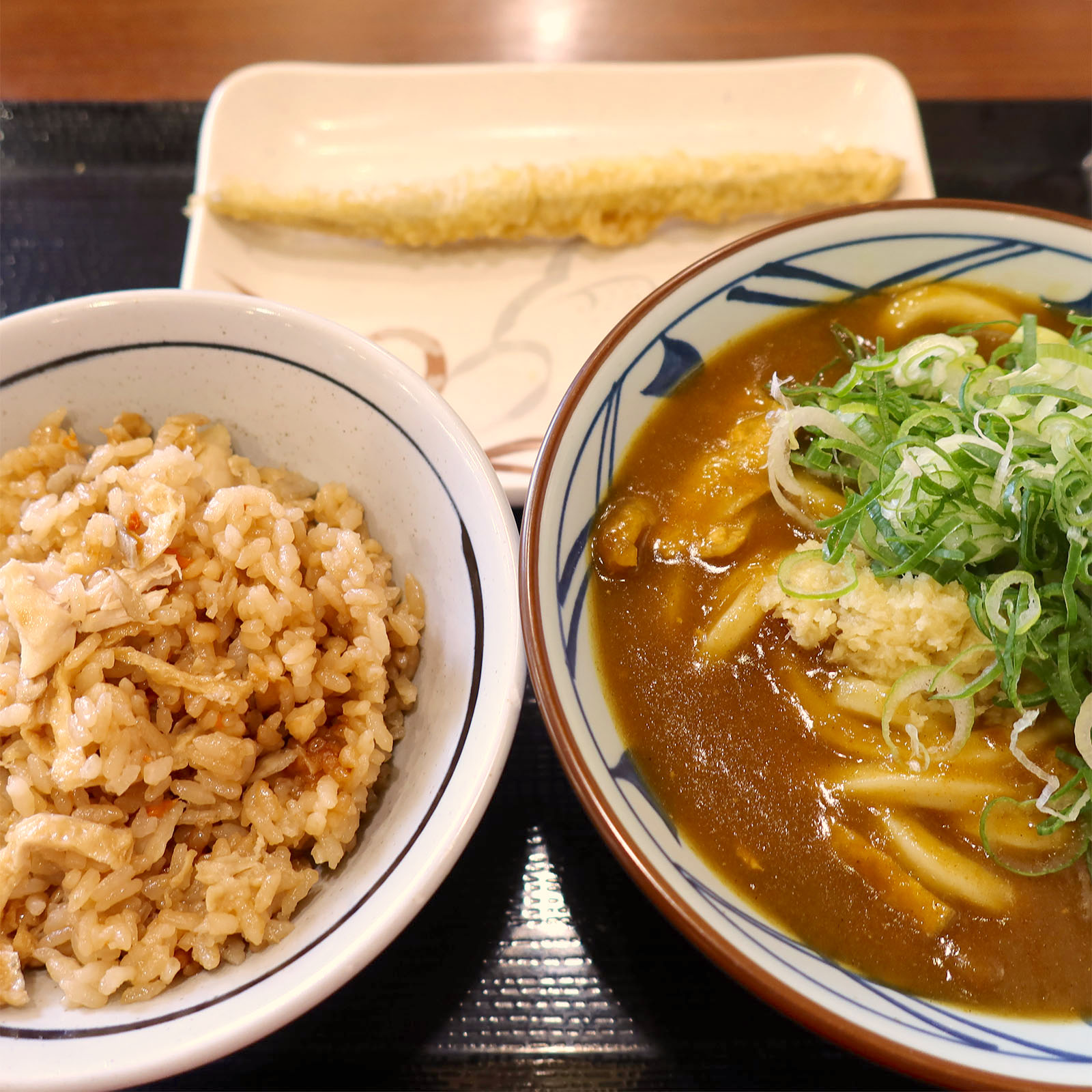 丸亀製麺のカレーうどんとかしわ飯にはごぼう天トッピングがオススメ 沖縄ランチブログZ