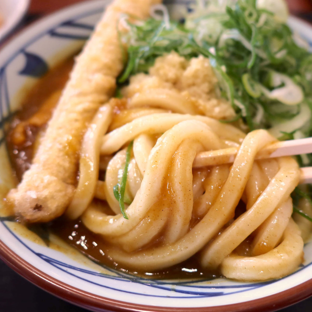 丸亀製麺のカレーうどんとかしわ飯にはごぼう天トッピングがオススメ 沖縄ランチブログZ