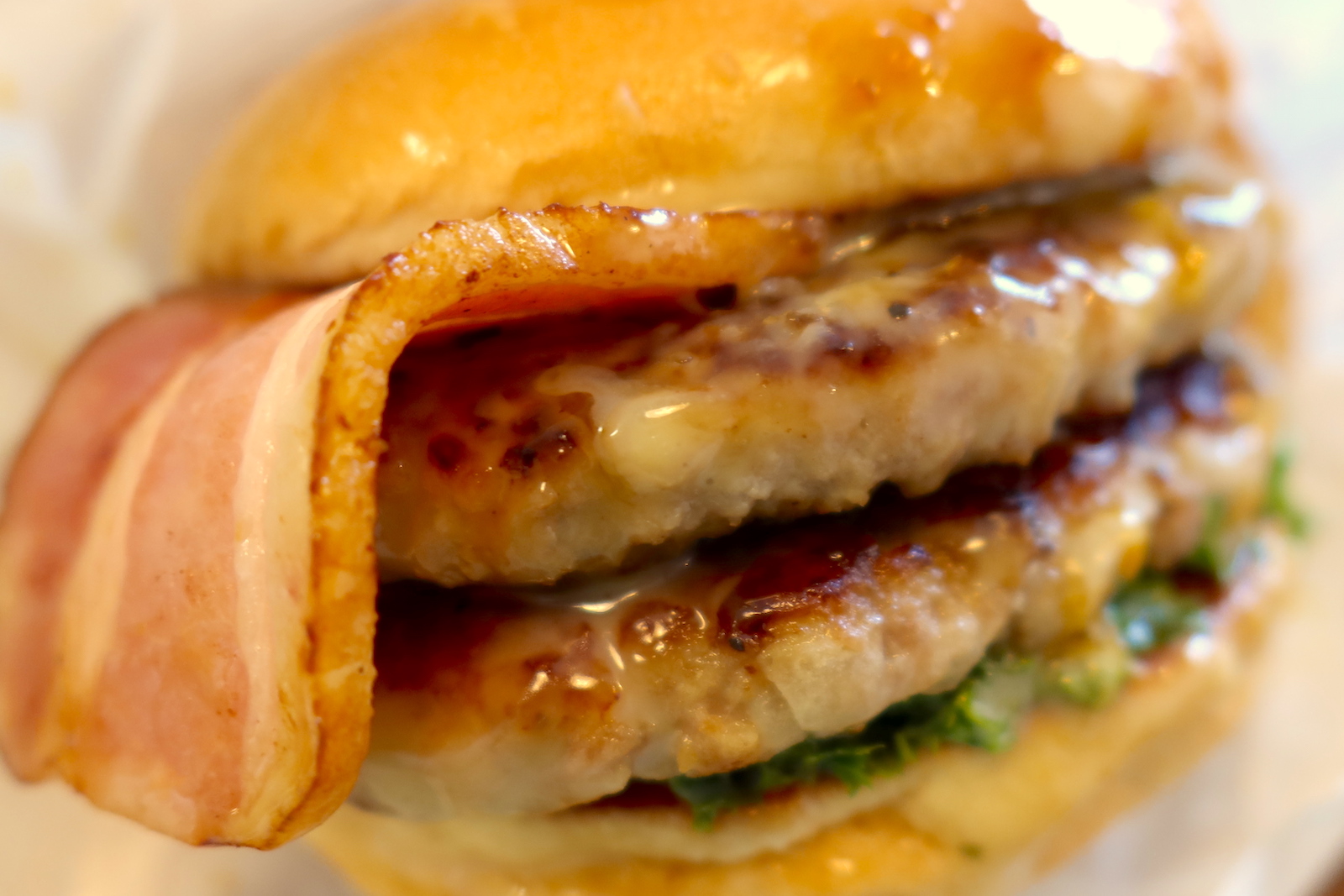 モスの限定wバーガー ダブルとびきりベーコン チーズ 北海道産ゴーダチーズ使用 沖縄ランチブログｚ