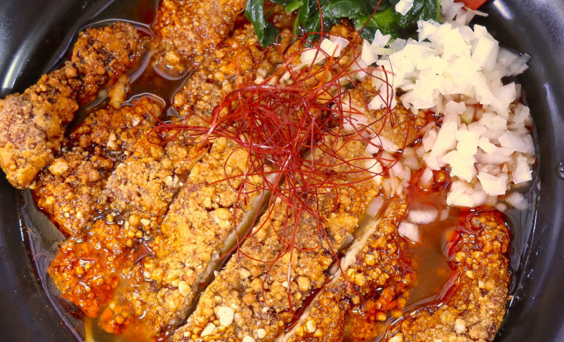 「和風らぁめん はるや」で台湾風スパイシー唐揚げがのった辛鶏排麺