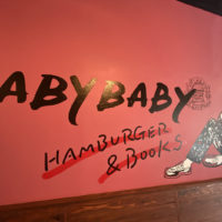 那覇「BABY BABY HAMBURGER&BOOKS」のうまさを噛みしめるハンバーガー