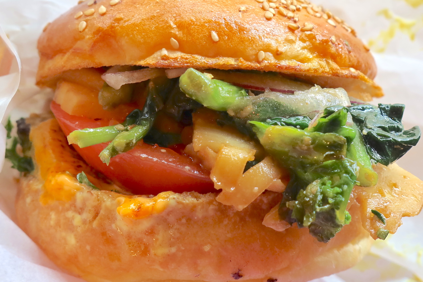 那覇「フリップフロップ」で春らしいタケノコと菜の花のハンバーガー