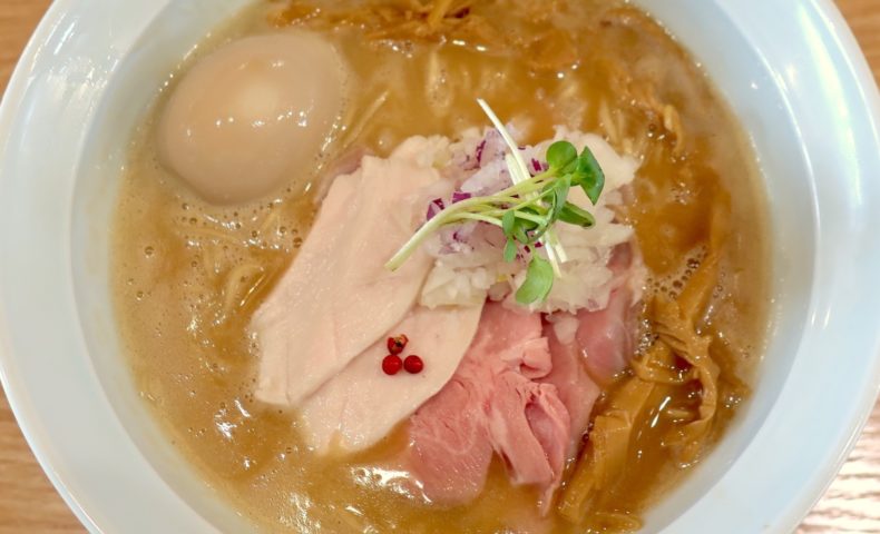 那覇・泊「麺D Noodle Dining」の特製鶏SOBAは上等なこってりラーメン
