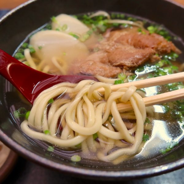 画像：細麺とカツオ出汁のスープ