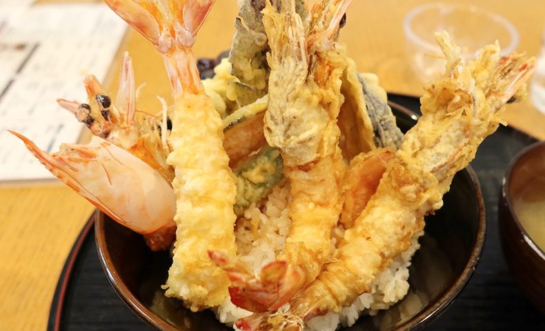 宜野座村「球屋」で超デカ車海老の天丼を食べ比べ