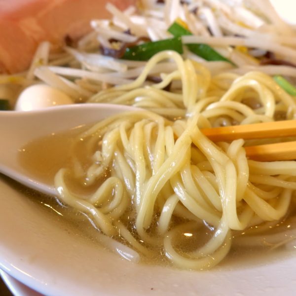 画像：中太麺とあっさり煮干しが香るスープ