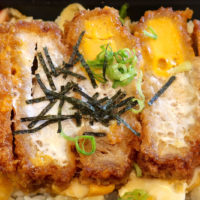 沖縄の名物スーパー・ユニオンのお弁当「豚ヒレカツ丼ですから！」