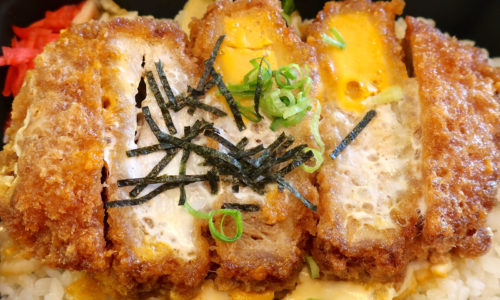 沖縄の名物スーパー・ユニオンのお弁当「豚ヒレカツ丼ですから！」
