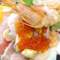 宜野湾港横「海産物食堂 琉球」で名物の豪快海鮮丼！