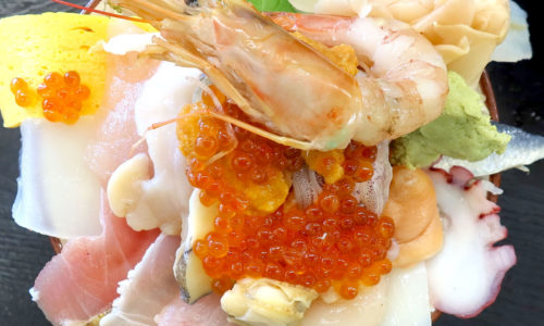 宜野湾港横「海産物食堂 琉球」で名物の豪快海鮮丼！