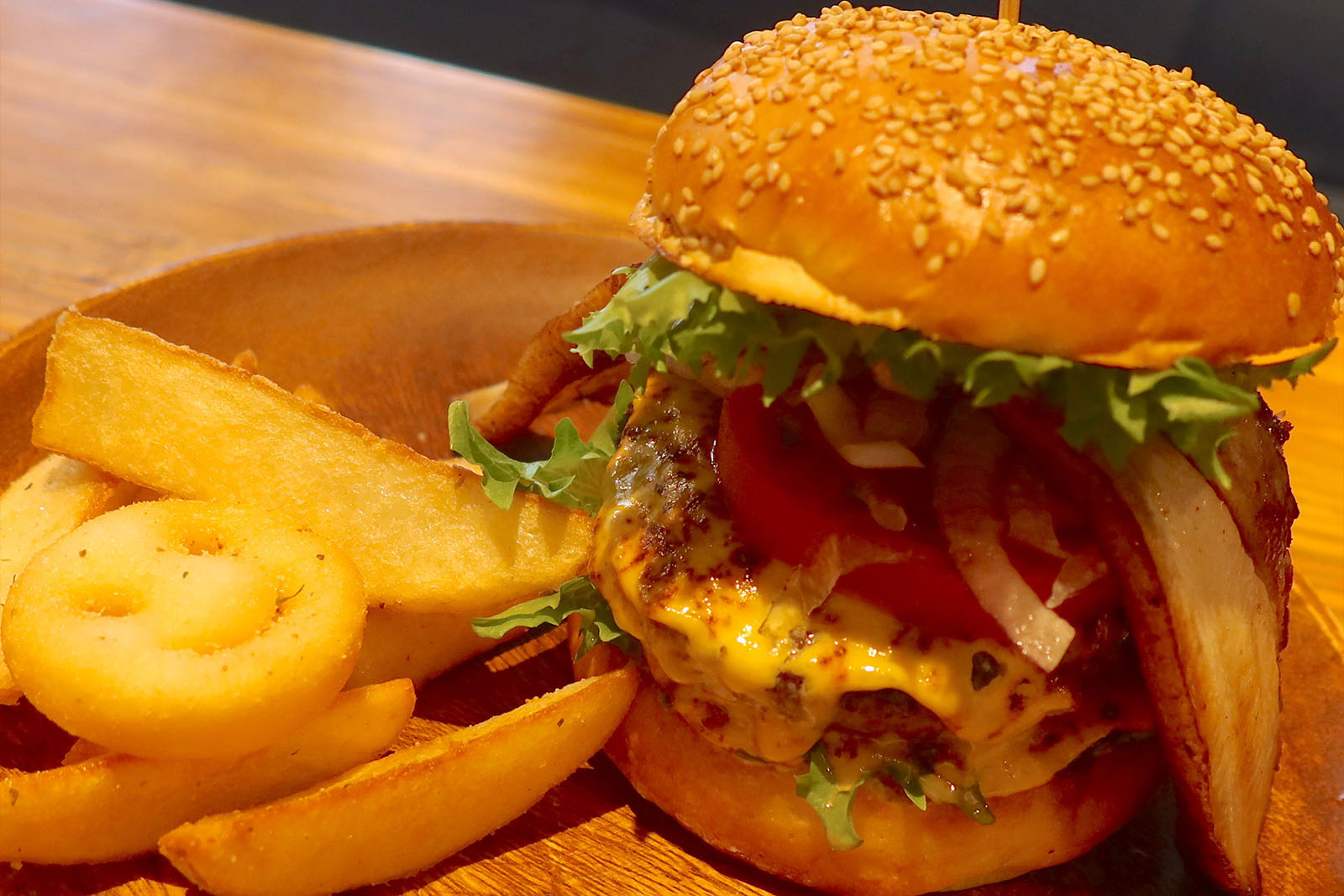那覇「HAMBURGER DINER FLIP-FLOP」で肉三昧のハンバーガー | 沖縄