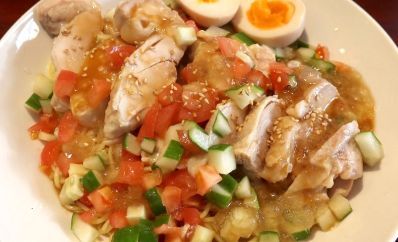 美栄橋駅「牧志牛肉麺」で鶏肉がまるまる１枚入った鶏の冷やし中華