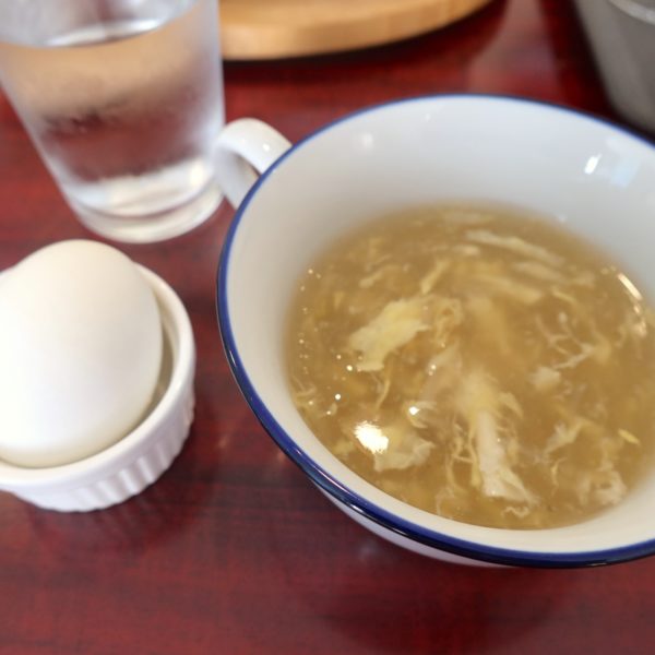 画像：サービスのスープとゆで卵