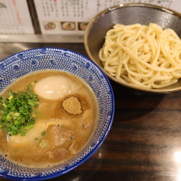 濃厚豚骨魚介三代目つけ麺＋味玉（900円）