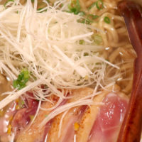「炭火焼×逸品料理 結」の和風な沖縄そば・柚子香る鶏ネギ塩そばがうまい！