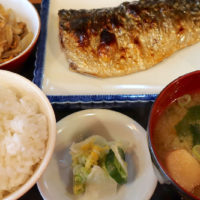 那覇・牧志「飯ト寿 小やじ」で昼飲み、ではなく、鯖の塩焼き定食＆カレー