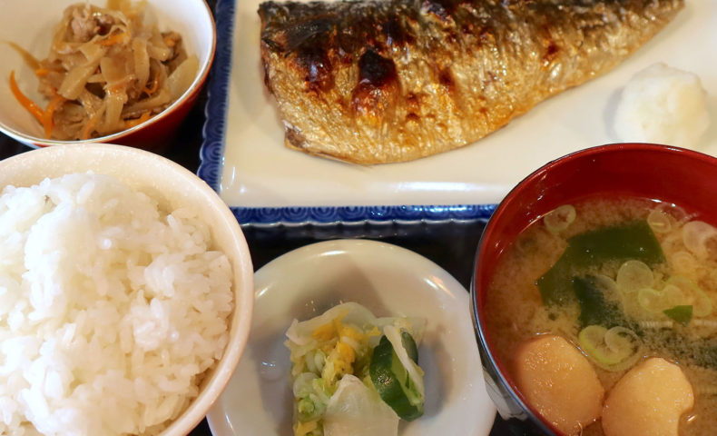 那覇・牧志「飯ト寿 小やじ」で昼飲み、ではなく、鯖の塩焼き定食＆カレー