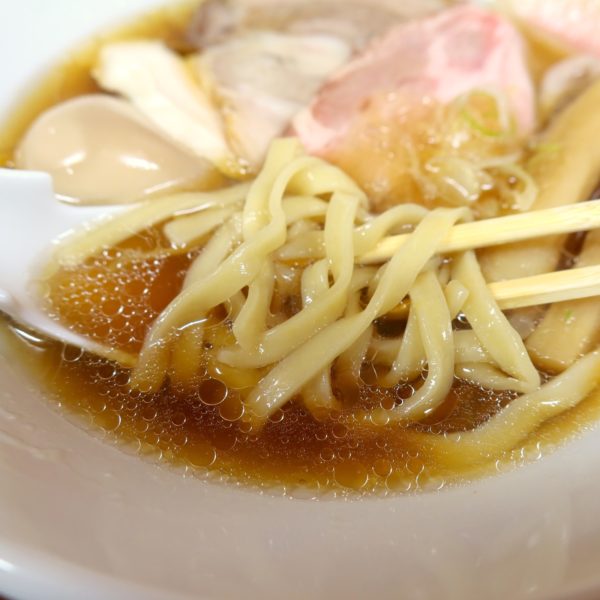 太麺と透き通ったスープ