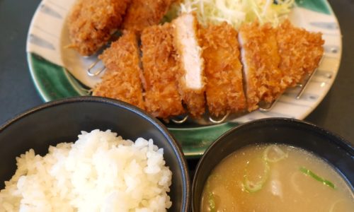 沖縄ローカルなトンカツチェーン「とんかつ太郎」で基本のロースとヒレ定食