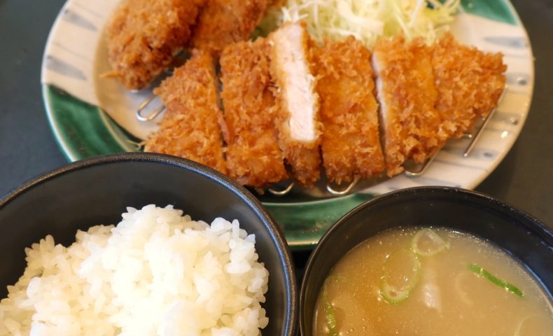 沖縄ローカルなトンカツチェーン「とんかつ太郎」で基本のロースとヒレ定食