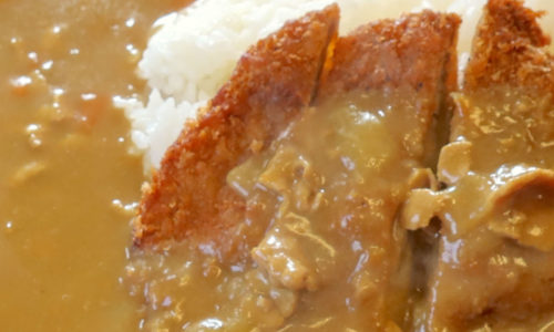 沖縄の「大衆食堂 とらや」で沖縄らしいカツカレー