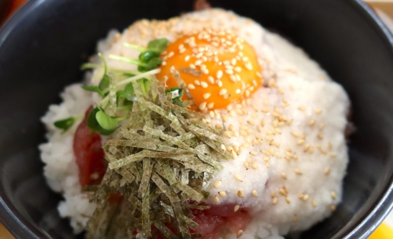 那覇「本家 亀そば 港町本店」でミニそば付き山かけ丼