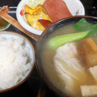 浦添「ゆがふ家」で三枚肉、レタス、ポーク、玉子入りの沖縄みそ汁定食