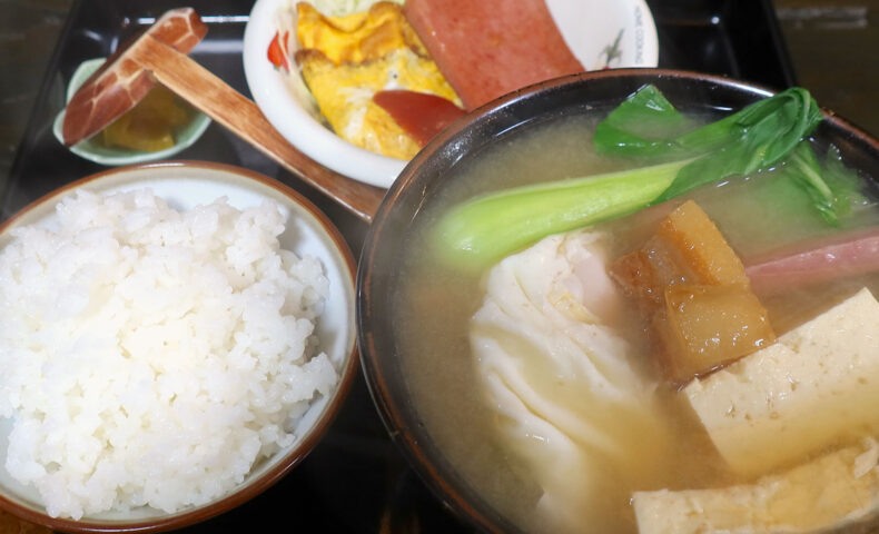 浦添「ゆがふ家」で三枚肉、レタス、ポーク、玉子入りの沖縄みそ汁定食