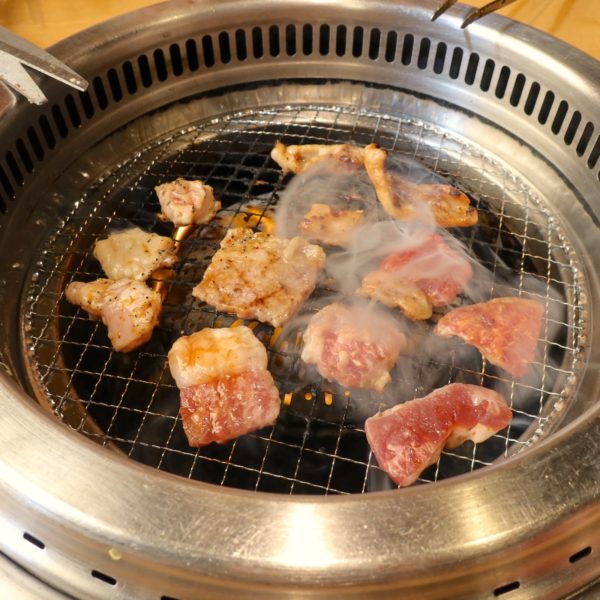 お肉を焼きます。