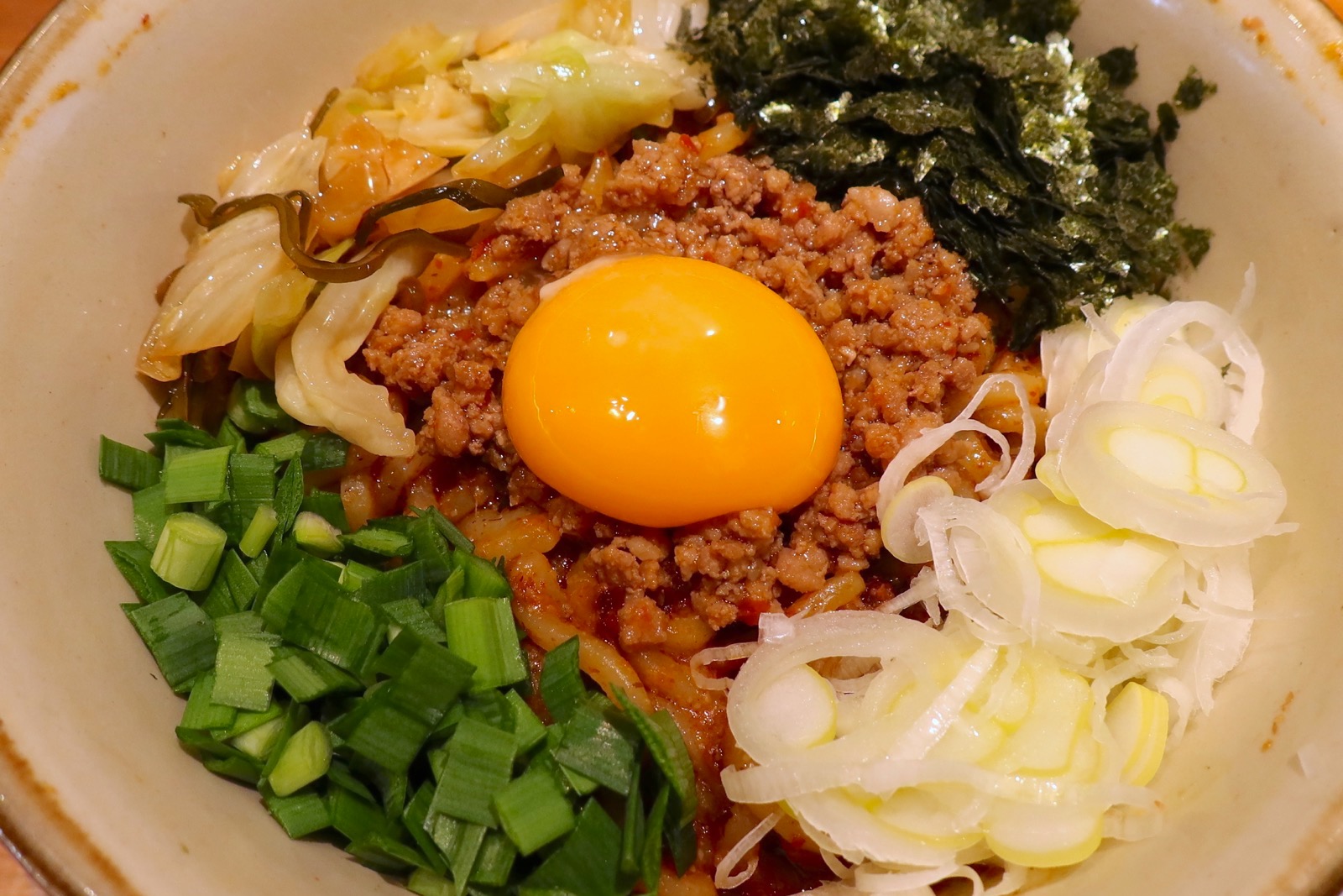 沖縄市「まぜ麺マホロバ コザ」で旨辛台湾まぜ麺中盛＋塩昆布キャベツ