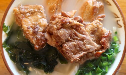 地元民にも観光客にも人気の沖縄そば屋「てだこ」で肉増し沖縄そば＆自家製餃子